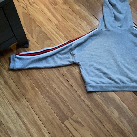 cropped gray and striped hoodie - Picture 5 of 5